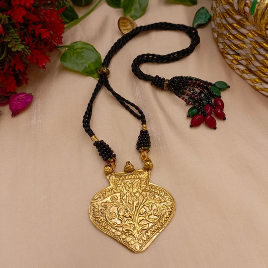 Paan Choker with Indian Dori