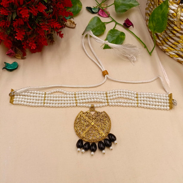 Round Choker with Black Pearls